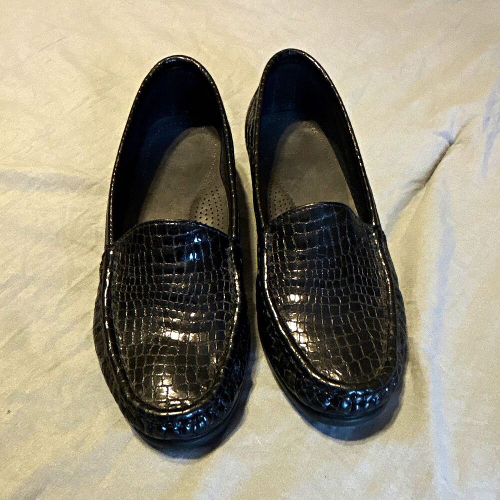 SAS Women’s Black Croc Embossed Comfort Slip-On Loafer  Round Toe 7